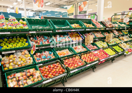 Obst-Abteilung in einem Tesco Speicher Stockfoto