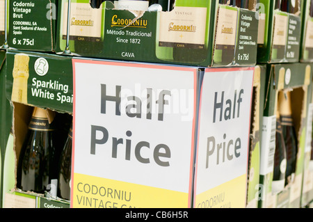 Halben Preis bieten auf Wein in einem Tesco-Supermarkt Stockfoto