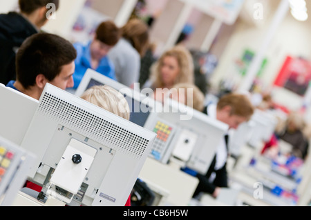 Linie, wenn Kassen in einem Tesco speichern Stockfoto