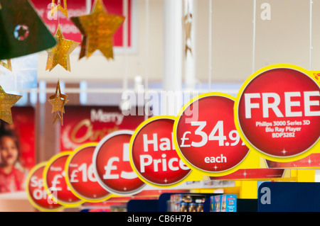 Schilder Werbung Sonderangebote in einem Tesco Speicher Stockfoto