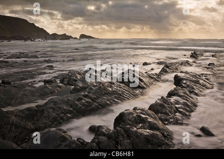 Die Felsen von Welcombe Mund an der Westküste von Nord-Devon, England Stockfoto