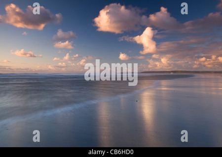 Den nassen Sand von Westward Ho!, reflektieren einen frühen herbstlichen Sonnenuntergang, North Devon, England Stockfoto