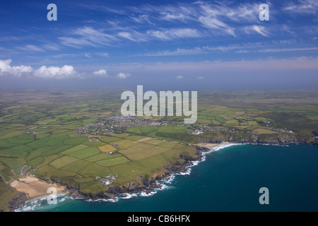 Luftaufnahme von Poldhu Cove und Pfosten, Blick nach Osten, Goonhilly, Lizard Halbinsel, im Sommer, Sonne, Cornwall, Südwestengland, Stockfoto