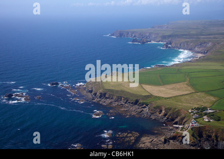 Luftaufnahme von Lizard Point Blick nach Norden zum Pentreath Strand und Kynance Cove, Lizard Halbinsel, im Sommer, Sonne, Cornwall UK Stockfoto