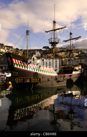 Replik von Sir Francis Drakes Flaggschiff The Golden Hind festgemacht an der Brixham Hafen Torbay Devon in England Stockfoto