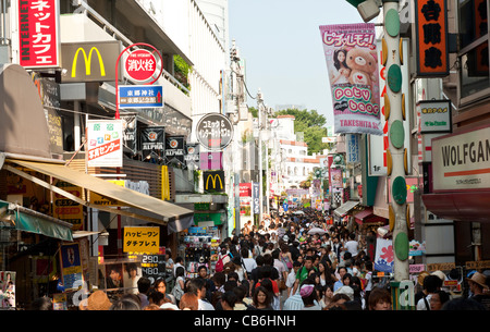 Takeshita Dori ist eine belebte Einkaufsstraße vor allem für junge Menschen in Harajuku, Tokyo - Japan. Stockfoto