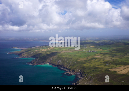 Luftaufnahme von North Cornwall Coast Blick nach Osten nach St Ives Bay im Sommersonnenschein, West Penwith, Cornwall, Südwestengland, Stockfoto