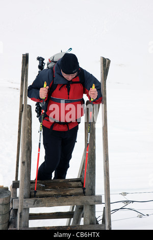 Walker ein Elektrozaun auf Meall Nan Tarmachan in Schottland einen Stil Überklettern Stockfoto