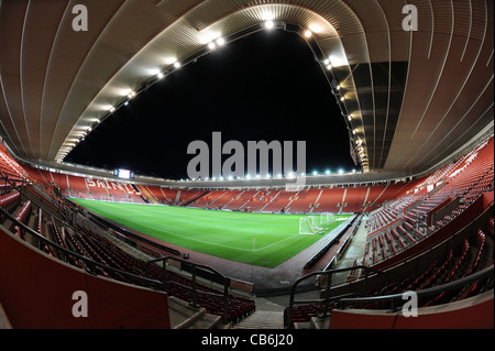 Innenansicht Marienkirches Stadion nachts unter Flutlicht, Heimat des Southampton Football Club Stockfoto