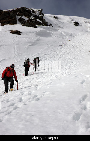 Kletterer Klettern durch den Tiefschnee im Winter auf Meall Nan Tarmachan in Perthshire Schottland Stockfoto