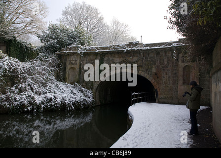 Brücke über den Schnee bedeckt Kennet und Avon Canal Bath Spa Somerset England Großbritannien Stockfoto