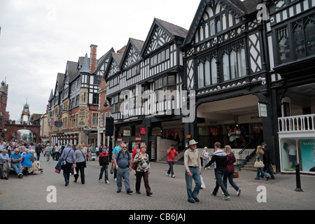 Blick entlang der Eastgate Street in Richtung Eastgate Clock und Chester Grosvenor &amp; Spa in zentralen Chester, Cheshire, UK. Stockfoto