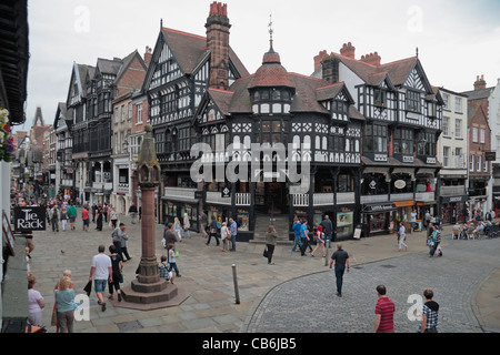 Chester Cross mit Chester hohe Kreuz auf der linken Seite der Kreuzung von der Zeilen im zentralen Chester, Cheshire, UK. Stockfoto