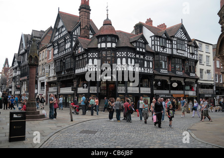 Chester Cross mit Chester hohe Kreuz auf der linken Seite der Kreuzung von der Zeilen im zentralen Chester, Cheshire, UK. Stockfoto