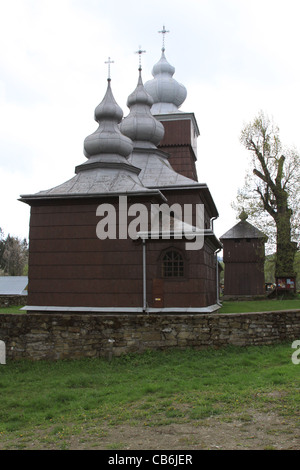 Hölzerne Kirche in Süd-Ost-Polen im Dorf Piorunka Stockfoto