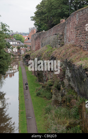 Blick vom oberen Northgate Street entlang der römischen Mauer & Blick hinunter auf die Shropshire Union Canal in Chester, Cheshire, UK. Stockfoto