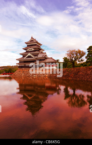 Das historische Matsumoto-Schloss aus dem 15. Jahrhundert in Matsumoto, Japan. Stockfoto