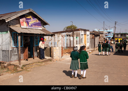 Indien, Meghalaya, East Khasi Hills, Cherrapunji, Stadtzentrum, wenige Häuser von Schule vorbei an kleinen Laden Kinder Stockfoto