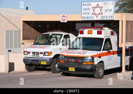 Zwei medizinische Ambulanzen in Garage in der Nähe von Toten Meer, Israel, Asien Stockfoto