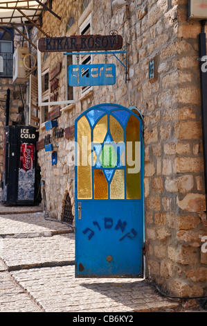 Offene Tür mit Buntglas-Fenster, alte Safed, Tzfat, Galiläa, Israel, Asien, Naher Osten Stockfoto