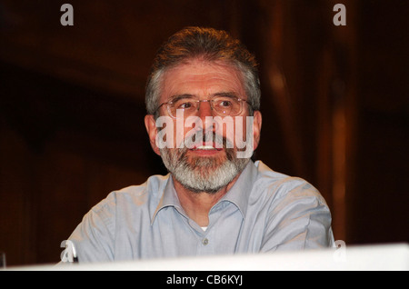 Gerry Adams, Sinn Féin Präsident Teilnahme an einer öffentlichen Versammlung der Sinn Féin in Londonderry, Nordirland. Stockfoto