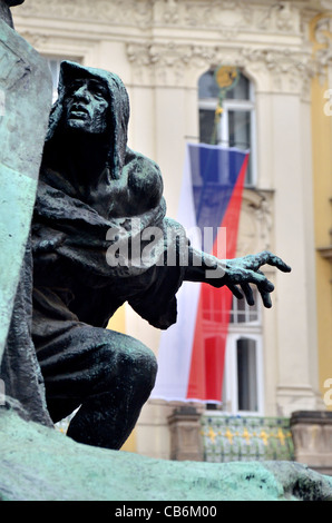 Prag, Tschechische Republik. Jan Hus Denkmal (1915: Ladislav Saloun) in Old Town Square/Staromestske Namesti. Detail/tschechische Flagge Stockfoto