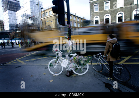 Weißen Geist Fahrrad geparkt am Kings Cross in London, einen Radfahrer zu gedenken, die bei einem Verkehrsunfall starb. Stockfoto