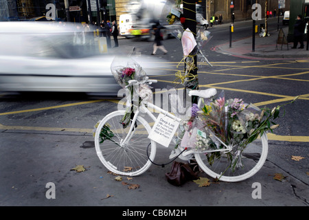 Weißen Geist Fahrrad geparkt am Kings Cross in London, einen Radfahrer zu gedenken, die bei einem Verkehrsunfall starb. Stockfoto