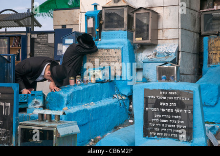 Zwei orthodoxe Juden beten auf Grabstein berühmter Kabbalist, Safed, Tzfat, Israel, Asien, Naher Osten Stockfoto