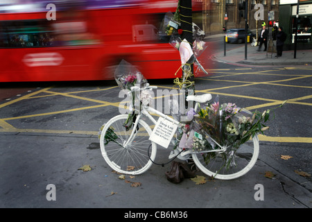 Weißen Geist Fahrrad geparkt am Kings Cross in London, einen Radfahrer zu gedenken, die bei einem Verkehrsunfall starb. Stockfoto