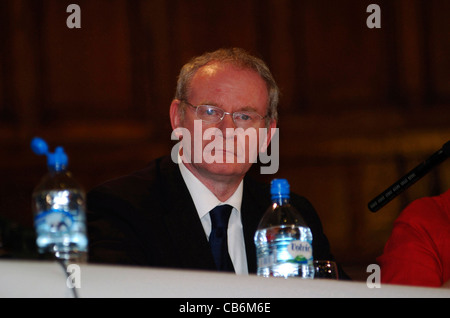 Northern Ireland stellvertretender erster Minister, Martin McGuinness, bei einer öffentlichen Versammlung in Londonderry, Nordirland. Stockfoto