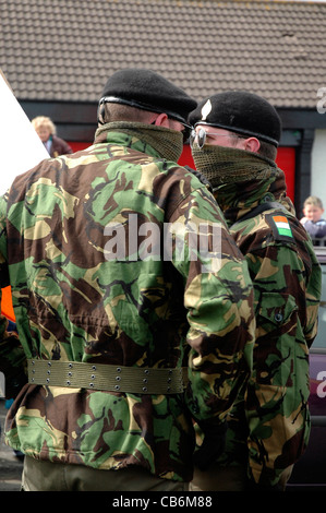 Maskierte Mitglieder der Real IRA in einem republikanischen Gedenken in Londonderry, Nordirland. Stockfoto