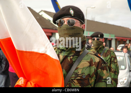 Maskierte Mitglieder der Real IRA in einem republikanischen Gedenken in Londonderry, Nordirland. Stockfoto