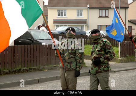 Maskierte Mitglieder der Real IRA in einem republikanischen Gedenken in Londonderry, Nordirland. Stockfoto