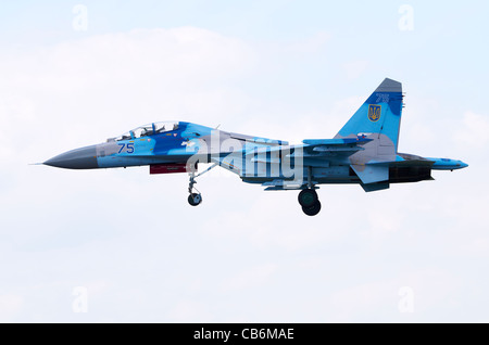 Sukhoi Su-27UB der Ukraine Air Force im Landeanflug auf RAF Fairford Stockfoto