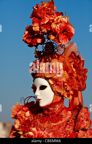 Frau gekleidet in Rot während des Karnevals von Venedig, Venetien, Italien Stockfoto
