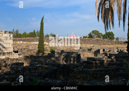 Capernaum Ruinen mit Blick griechisch-orthodoxe Kirche in der Ferne, Galiläa, Israel, Asien, Naher Osten Stockfoto