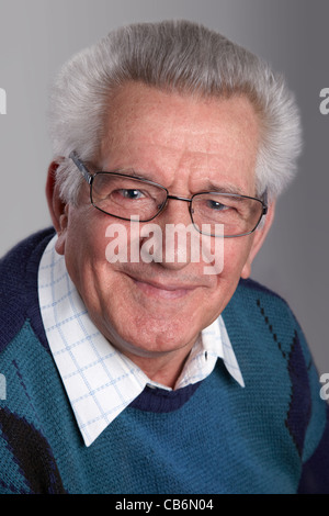 Porträt eines alten Mannes, Lächeln, Blick in die Kamera, im Studio. Stockfoto