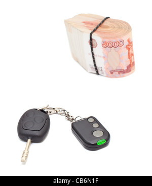 Fahrzeugschlüssel mit Alarm und Geld eine russische Cashnotes isoliert auf weißem Hintergrund Stockfoto