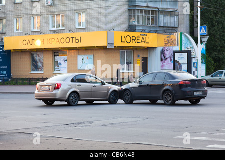 LIPETSK, Russland - 19 SEPTEMBER: Autounfall auf der Straße, kollidierten zwei Fahrzeuge auf 19. September 2011 in Lipetsk, Russland. Stockfoto