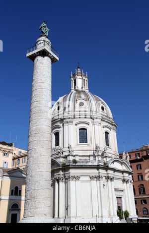 Trajans-Säule und die Kuppel von Santissimo di Maria Stockfoto