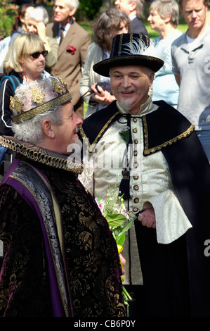 Akteure in elisabethanischen Tracht gekleidet unterhalten die Besucher während der jährlichen Shakespeare Geburtstagsfeiern Stockfoto