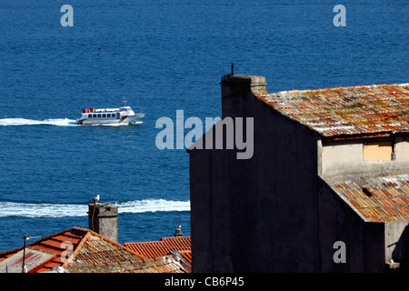 Cíes-Inseln Tragflächenboot auf Ria de Vigo vorbei an Häusern, Vigo, Galizien, Spanien Stockfoto
