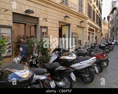 Rom, Schaufenster mit langen Reihe von geparkten Motorroller Stockfoto