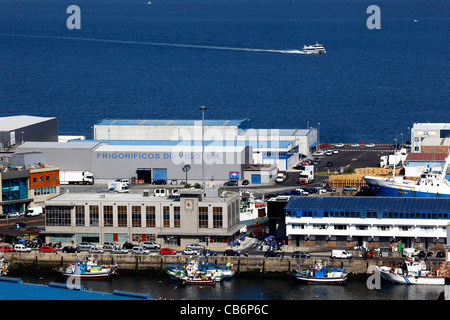 Blick über Hafen und Fisch einfrierende Fabriken Cíes-Inseln Tragflügelboot in Hintergrund, Vigo, Galizien, Spanien Stockfoto