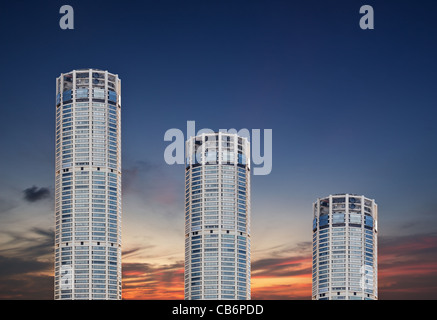 Wolkenkratzer am Abendhimmel - eine urbane Landschaft Stockfoto