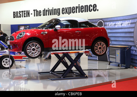 Mini Cooper auf ein Auto-Hebezeug gezeigt auf der Essen Motor Show in Essen, Deutschland, am 29. November 2011 Stockfoto