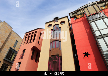 Modern gestaltet Stadthäuser auf Saalgasse - Frankfurt am Main, Deutschland. Stockfoto