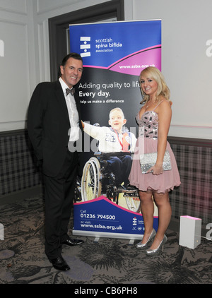 DUNCAN BANNATYNE OBE Patron der schottische Spina Bifida Association mit der schottischen Sängerin Nicola Cassells Stockfoto