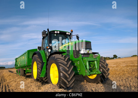 John Deere 6930 Traktor mit 10 Tonnen Getreide-Anhänger auf. Stockfoto